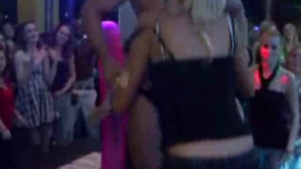 شقراء عاهرة ذات الشعر الأشقر تتمتع سارة بلو بممارسة سكس ديوث اجنبي الجنس الشرجي الصعب مع رجلها