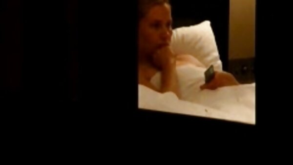 فاتنة شقراء سكس امهات اجنبي مغر في اللباس الأحمر يبتلع shlong كبيرة والكرات