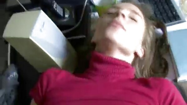 المغنية الشقراء سكس اجنبي عربي الرائعة ليزي شاي يستمني على مرتبة قابلة للنفخ