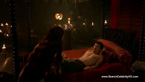 قنبلة فيلم اجنبى سكس جنسية أشقر جشعة مع أثداء كبيرة جدًا ترضي غريبها مع BJ الصلبة