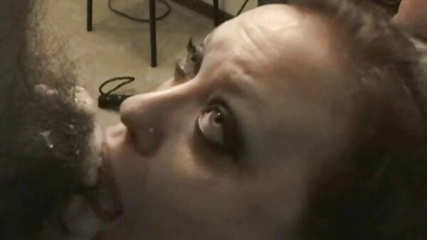 فاتنة عاهر يئن سيكس اجنبي بإغراء الحصول على مطروق بشدة في مقطع إباحي قذرة