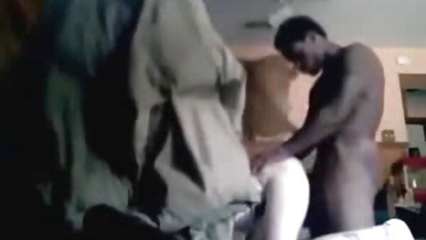 تظهر دمية الجنس محارم اجنبي الأشقر المضحكة فيكي فيكسن أفضل ما لديها في الحلق العميق