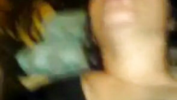 الغراب فاتنة قرنية الشعر يقدم BJ الثابت لها الرجل سكس اجنبي جماعي العطش على أريكة سوداء