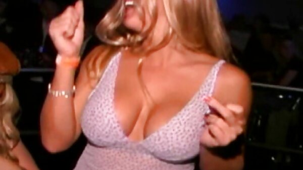Lexi سكس اجنبي جماعي Swallow يركب رفيقها ويمنحه أفضل اللسان على الإطلاق